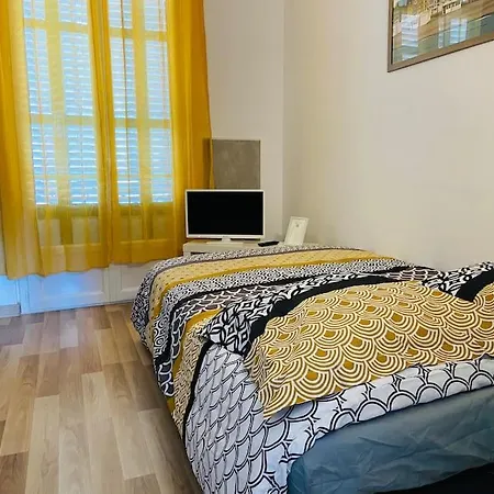 Yvonne M&m A 50m De La מרס-לה-באן