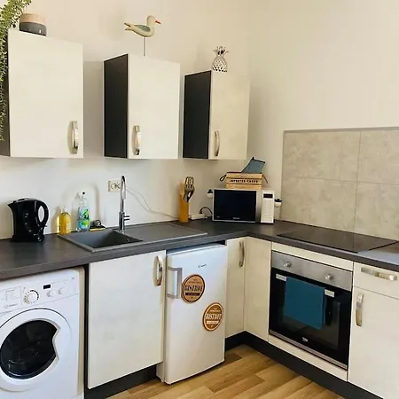 Yvonne M&m A 50m De La מרס-לה-באן