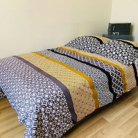 Yvonne M&m A 50m De La * מרס-לה-באן