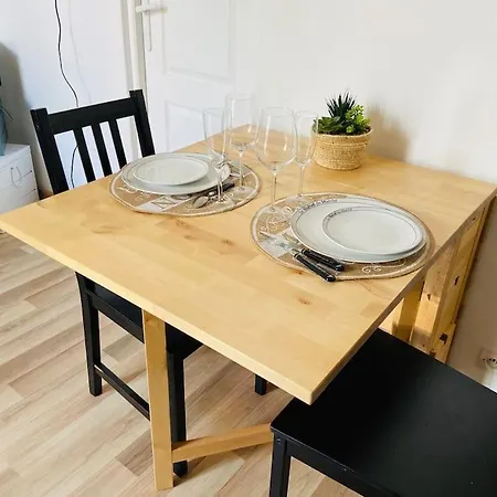 Yvonne M&m A 50m De La * מרס-לה-באן