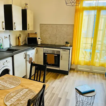 Yvonne M&m A 50m De La *